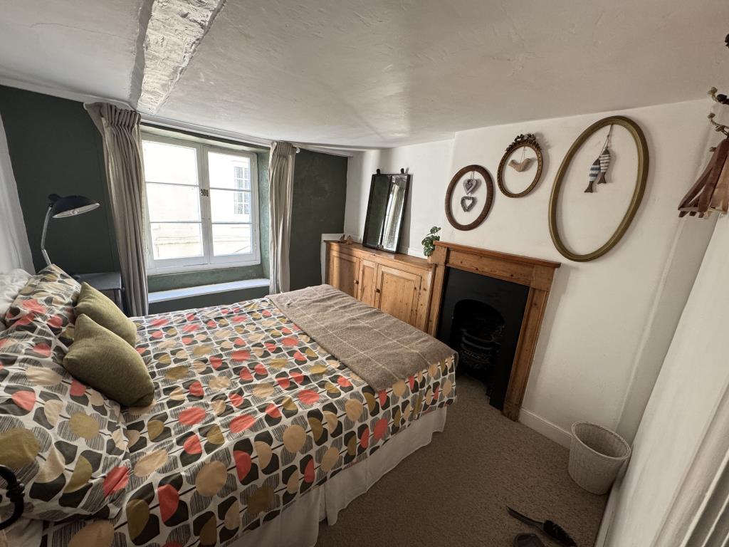 Lot: 66 - PERIOD COTTAGE IN DESIRABLE LOCATION - View of bedroom one